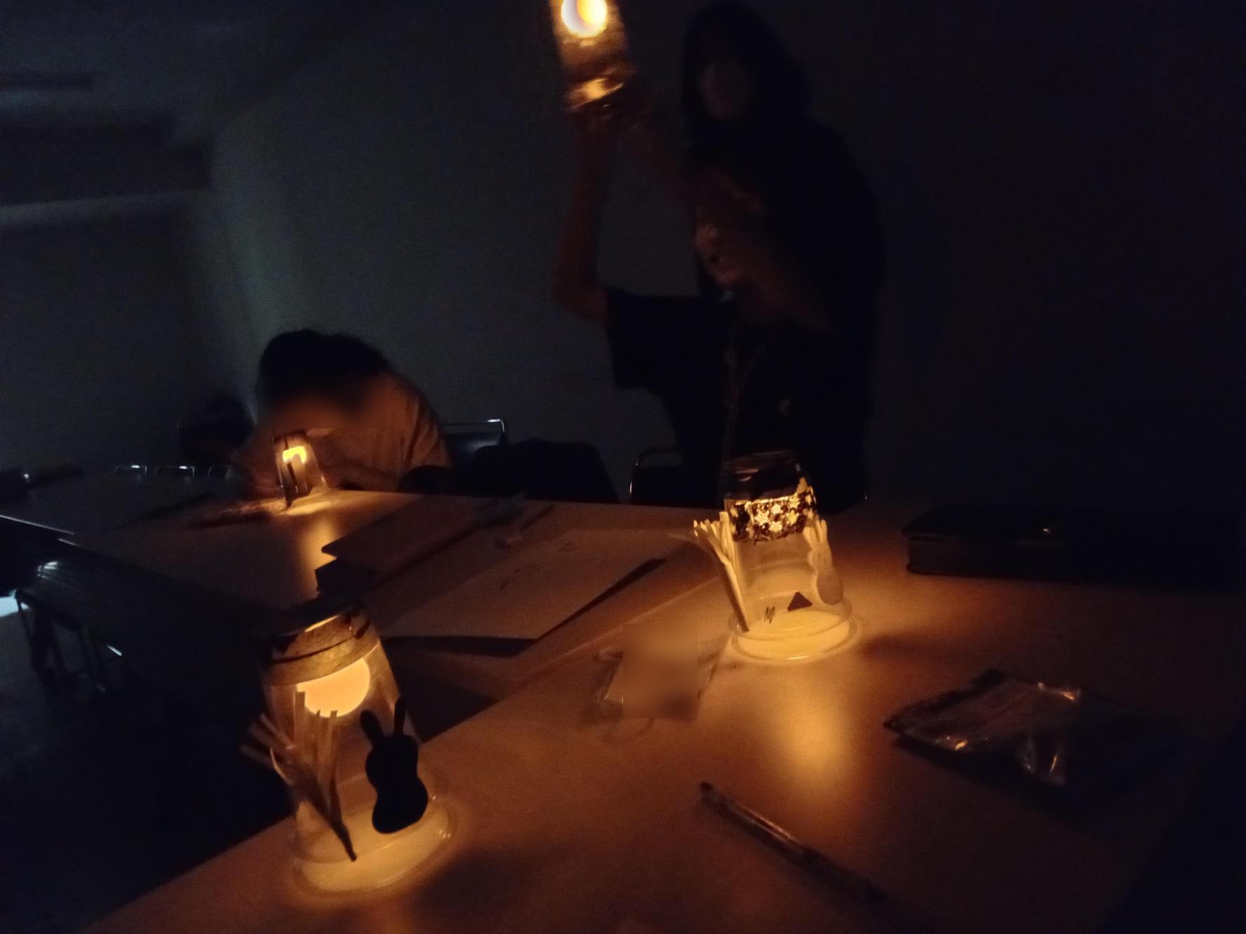 暗い教室でランタンを灯す